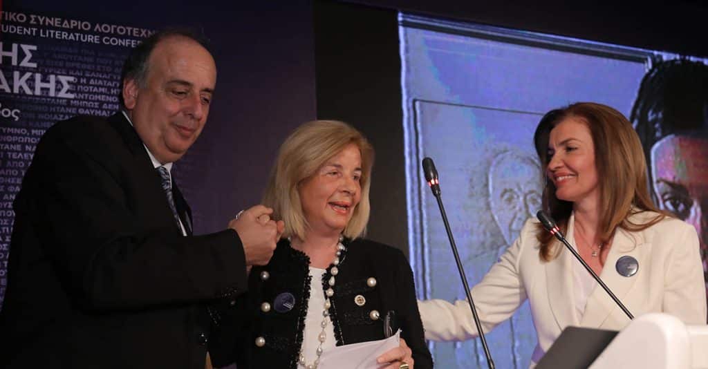 Η Ελένη Σαμαράκη με τον Γιάννη Δεμιρτζόγλου και την Ασπασία Χασιώτη στο Διεθνές Μαθητικό Συνέδριο Λογοτεχνίας «Αντώνης Σαμαράκης. Ο αιώνιος έφηβος» στο Ζωγράφειο Λύκειο 10-14.04.2019